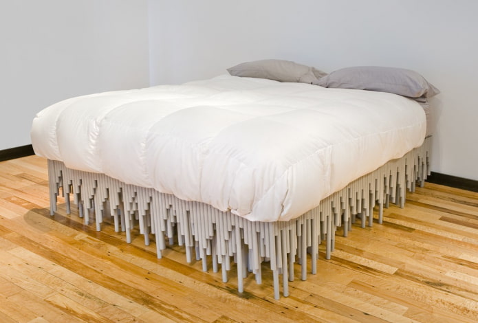 műanyag csövekből készült ágy a hálószoba belsejében