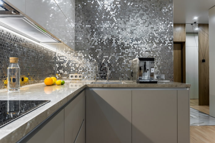 Metallmosaikfliesen in der Küche