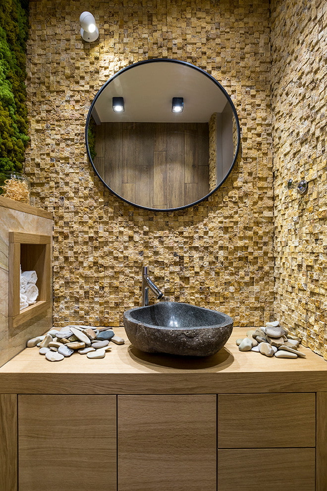 kő mozaik csempe a fürdőszobában