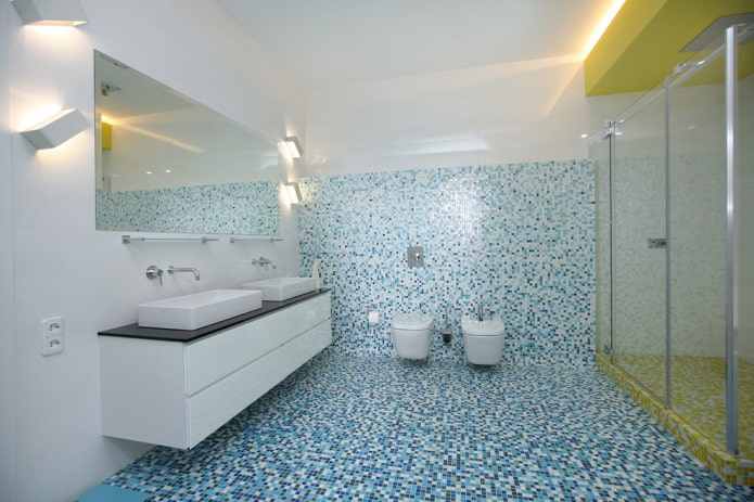 мозаик на поду у унутрашњости купатила