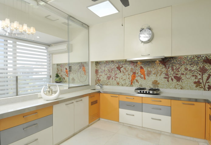 Mosaikpaneel und Kücheninterieur