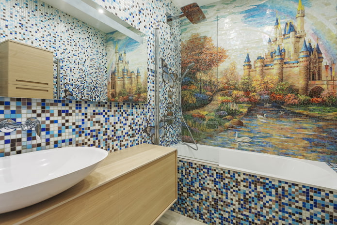 Mosaikpaneel und Badezimmereinrichtung
