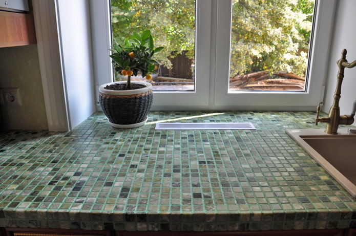 mozaik az ablakpárkányon a konyha belsejében
