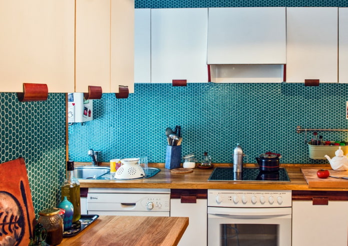 türkiz mozaik csempe a konyhában
