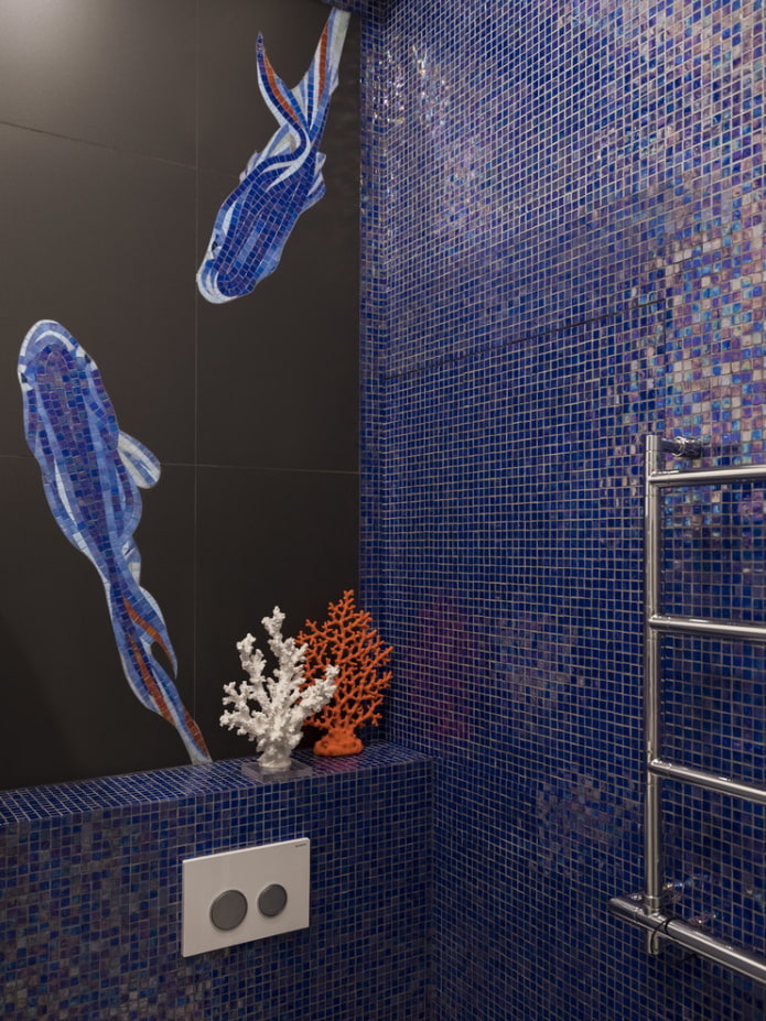 kék mozaik csempe a fürdőszobában