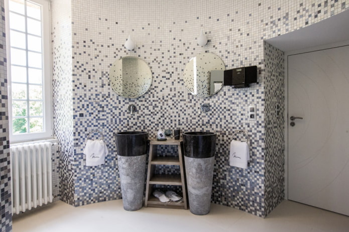 Mosaikfliesen aus Kunststoff im Badezimmer