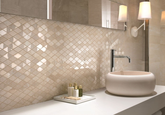 hugis-brilyante na mosaic sa banyo