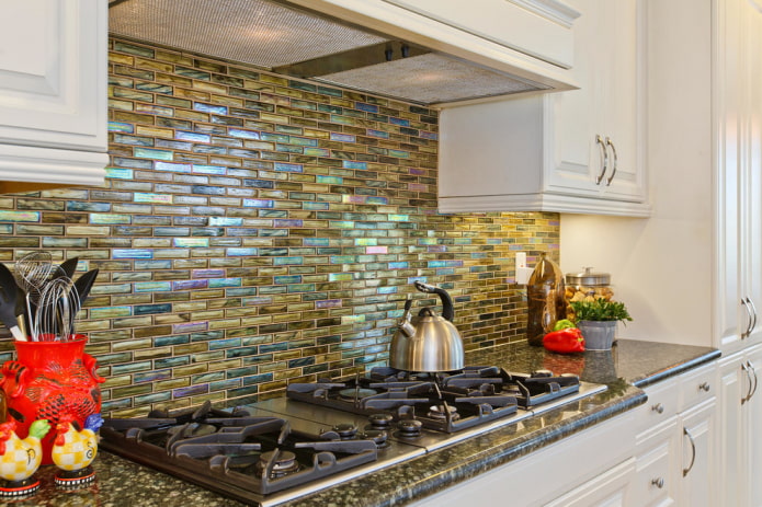kleine Mosaikfliesen in der Küche