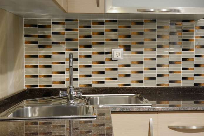 Mosaik in Form von Rechtecken in der Küche