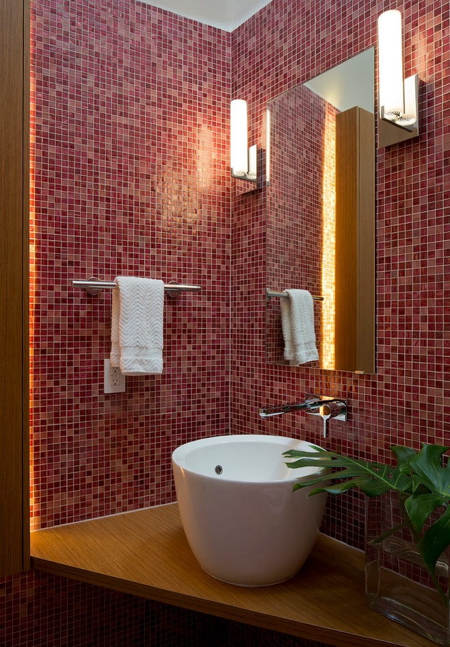 црвене мозаик плочице у купатилу
