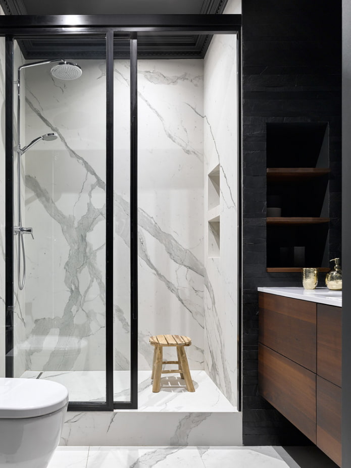 плочице са ефектом камена у соби за туширање у унутрашњости