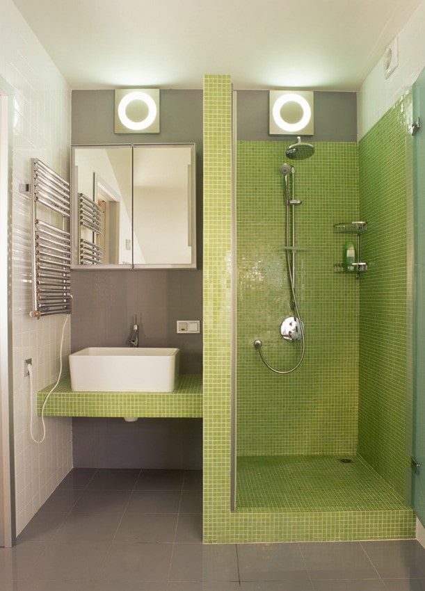 ห้องอาบน้ำจากกระเบื้องสีเขียวในการตกแต่งภายใน