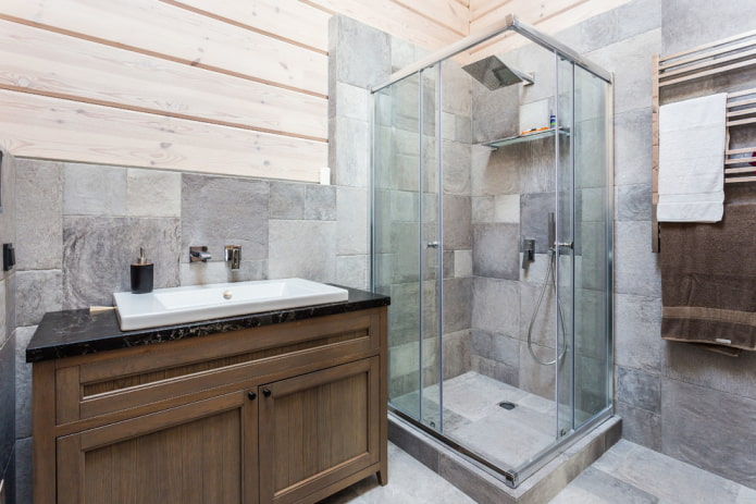 betonhatású csempék a belső zuhanyzóban