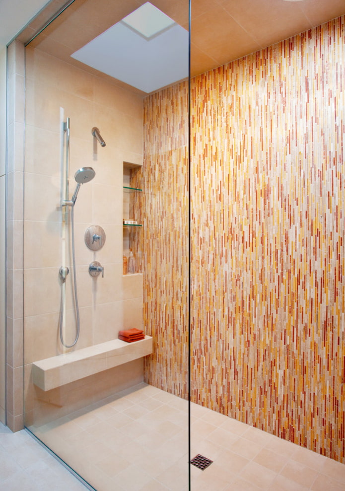 shower room mula sa mosaics at tile sa loob