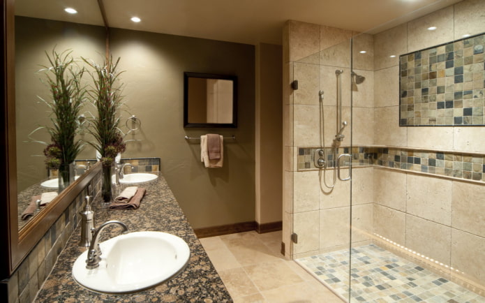 Duschbad aus Mosaiken und Fliesen im Innenraum