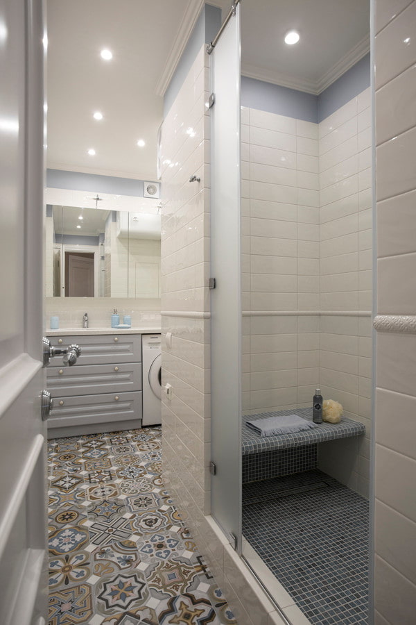 shower room with a seat made of tiles in the interior
