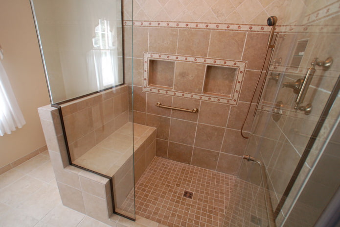 shower room na may tile na upuan sa interior