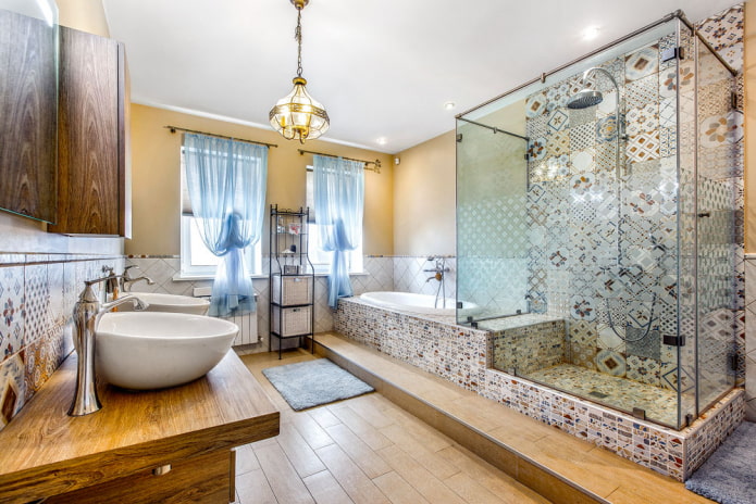 Provence stílusú csempékből készült zuhanykabin
