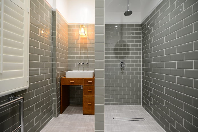 ang layout ng mga tile sa shower room sa interior