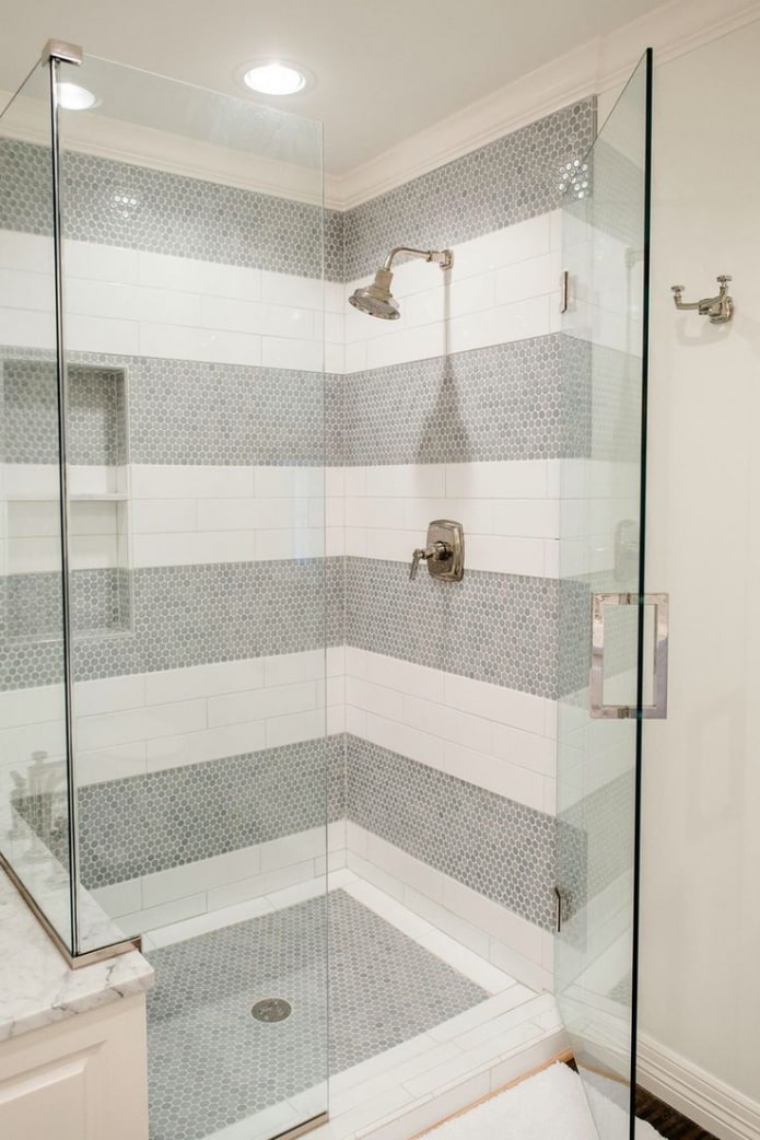 Duschbad aus Mosaiken und Fliesen im Innenraum