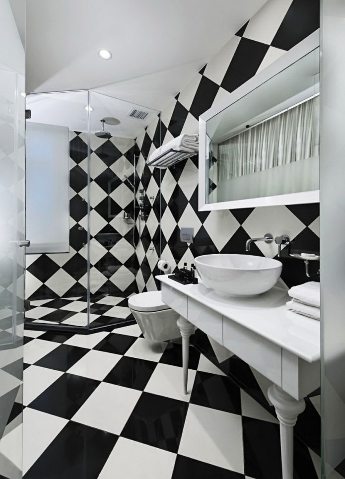 Schachbrett-Fliesen-Layout im Badezimmer-Interieur