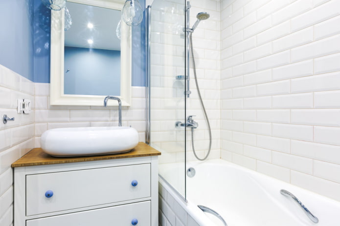 fürdőszoba belső, fehér és kék színben
