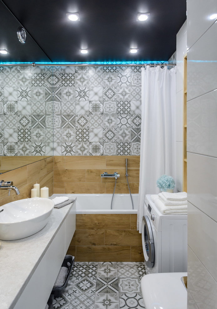 Fürdőszoba patchwork csempével és fa utánzattal