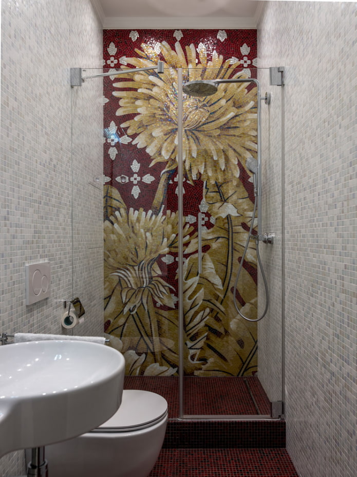 mosaic sa isang maliit na shower room