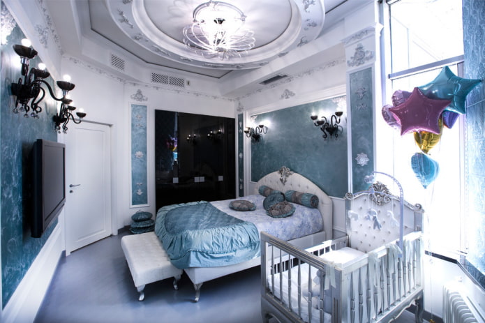 Babybett im Inneren des Schlafzimmers