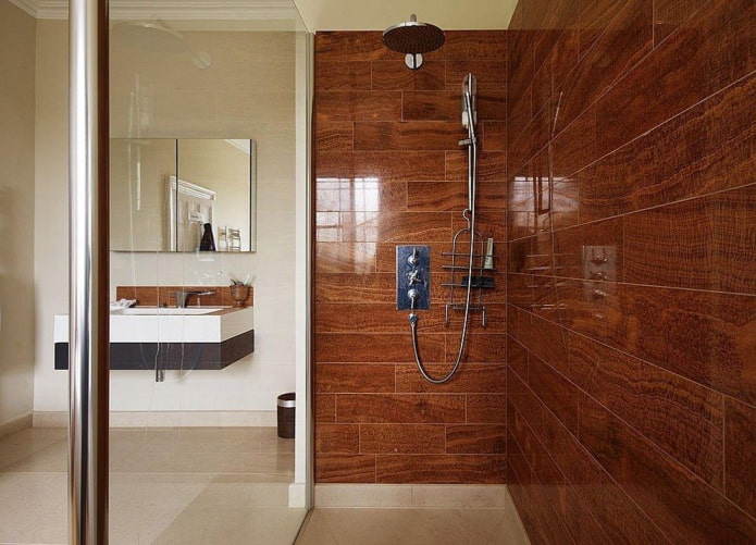 zuhanyfülke fa hatású csempével a fürdőszoba belsejében
