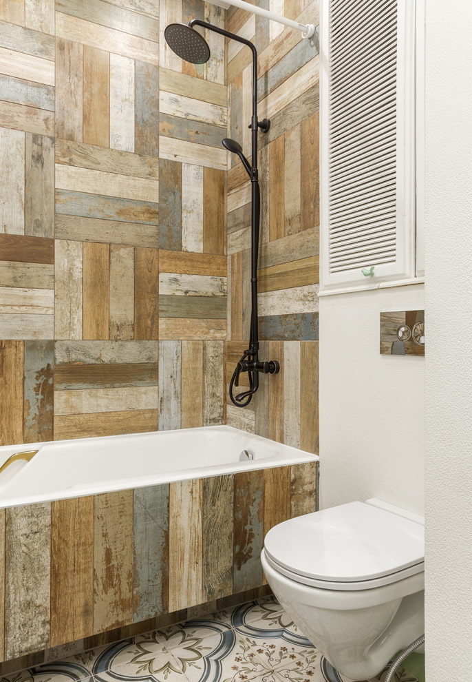 wood-effect tile design in the bathroom interior