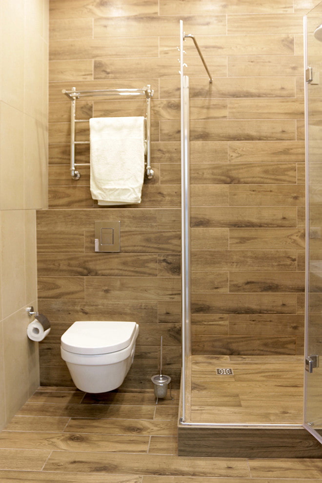the layout of tiles for wood in the interior of the bathroom