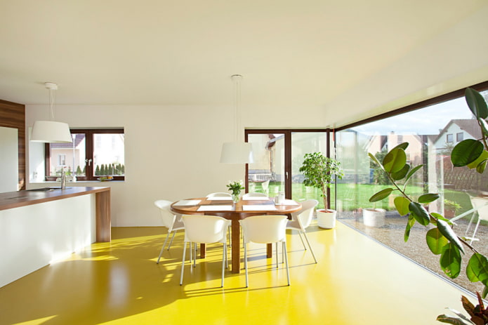 gelbes Linoleum im Inneren der Küche