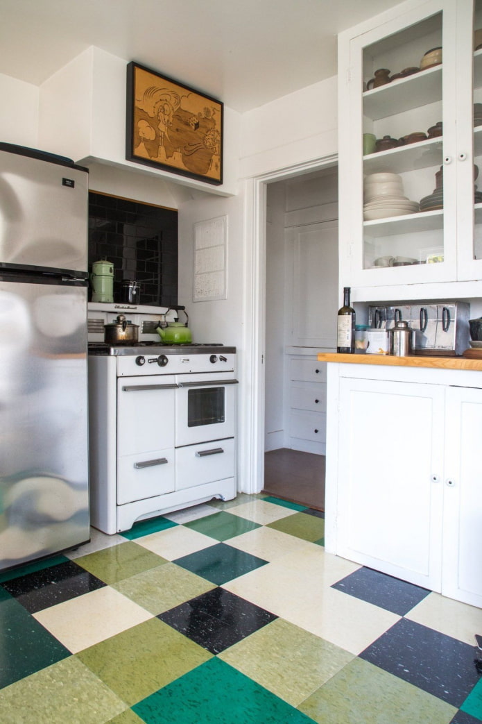 Linoleum mit geometrischen Mustern im Inneren der Küche