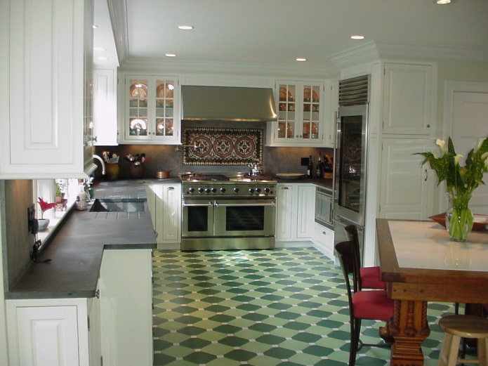 grünes Linoleum im Inneren der Küche