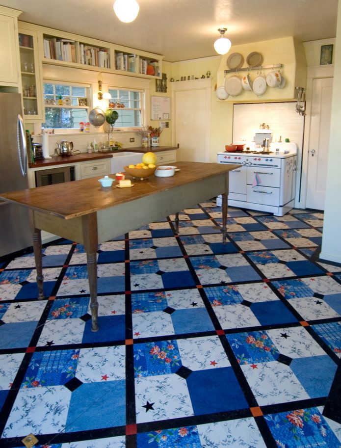 Kék patchwork a padlón
