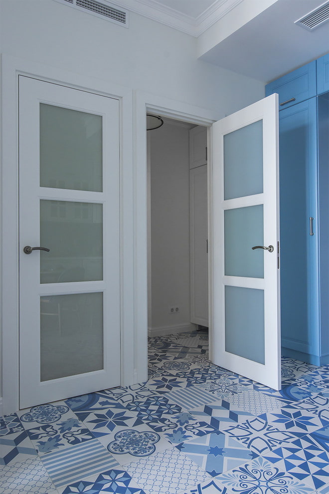 kék és fehér linóleum a folyosón