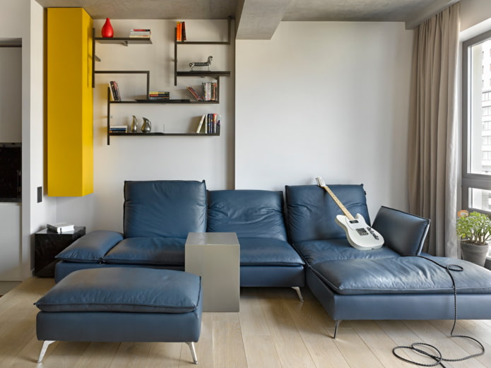 Sofa mit blauer Lederpolsterung im Innenraum