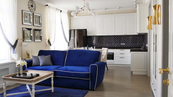 плави кауч у унутрашњости кухиње-дневне собе