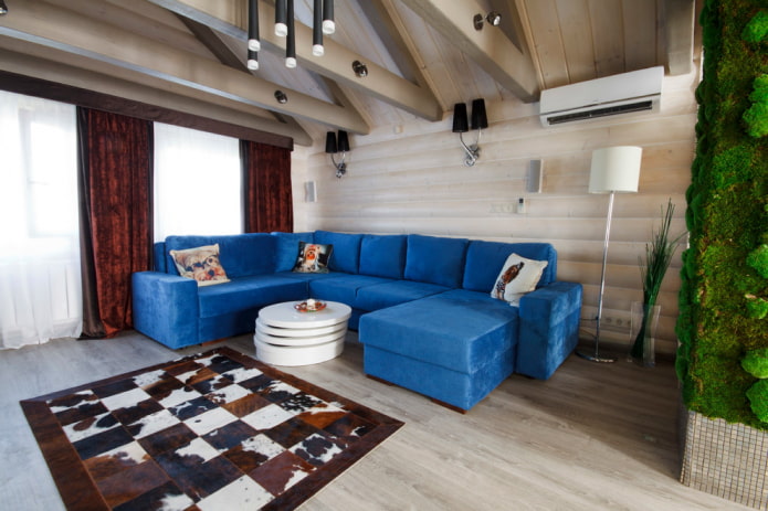 nagy kék kanapé a belső térben