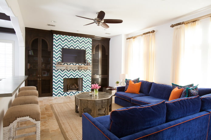 blaues Sofa im orientalischen Stil