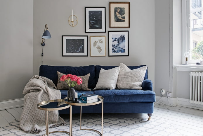 blaues Sofa kombiniert mit Kissen