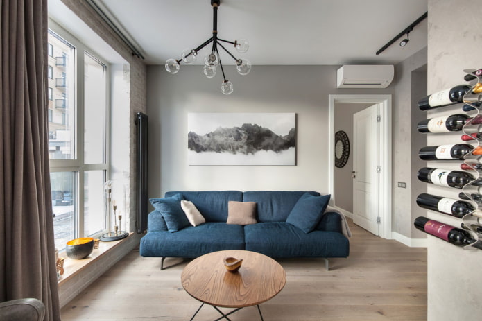 blaues Sofa kombiniert mit Wänden