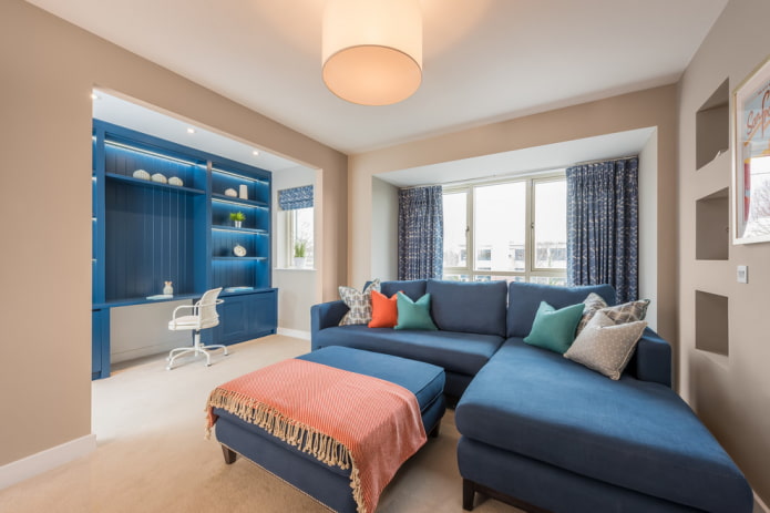 blaues Sofa kombiniert mit Vorhängen
