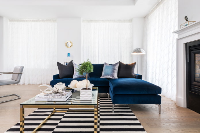 blaues Sofa kombiniert mit Vorhängen