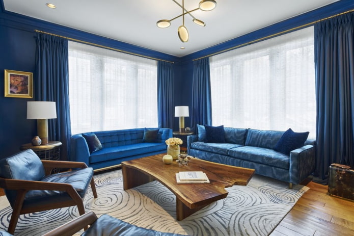 kék kanapék szőnyeggel kombinálva