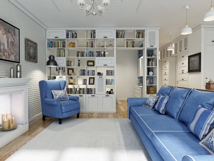 blaues Sofa im Provence-Stil