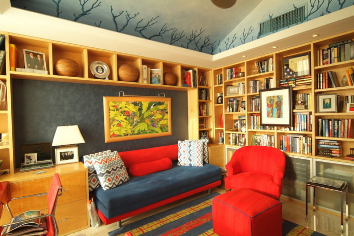 kék-piros kanapé a belső térben