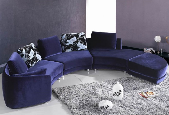 halbrundes Sofa in Blau im Innenraum