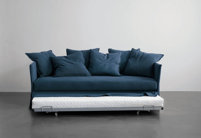 roll-out sofa na kulay asul sa interior